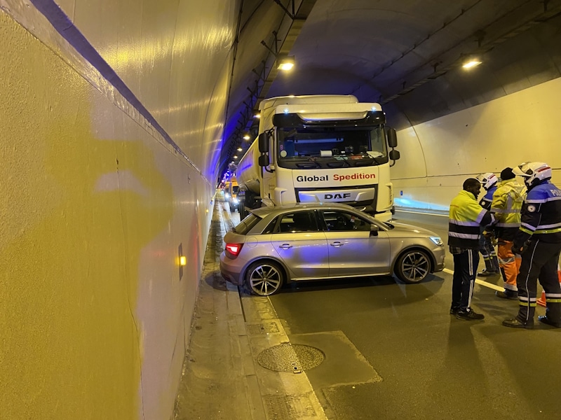 Photo de la voiture percutée par le Poids-Lourds dans le tunnel des Monts à Chambéry.