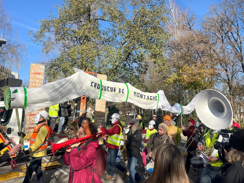 environ 300 personnes étaient mobilisées a l'Isle-d-Abeau contre le projet du lyon-turin photo-le-dl