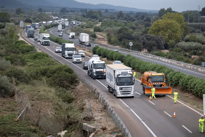 Sur l’autoroute AP-7, après le débordement d’un cours d’eau à la suite de pluies torrentielles, près de Freginals, en Espagne, le 13 octobre 2025. JOSEP LAGO/AFP