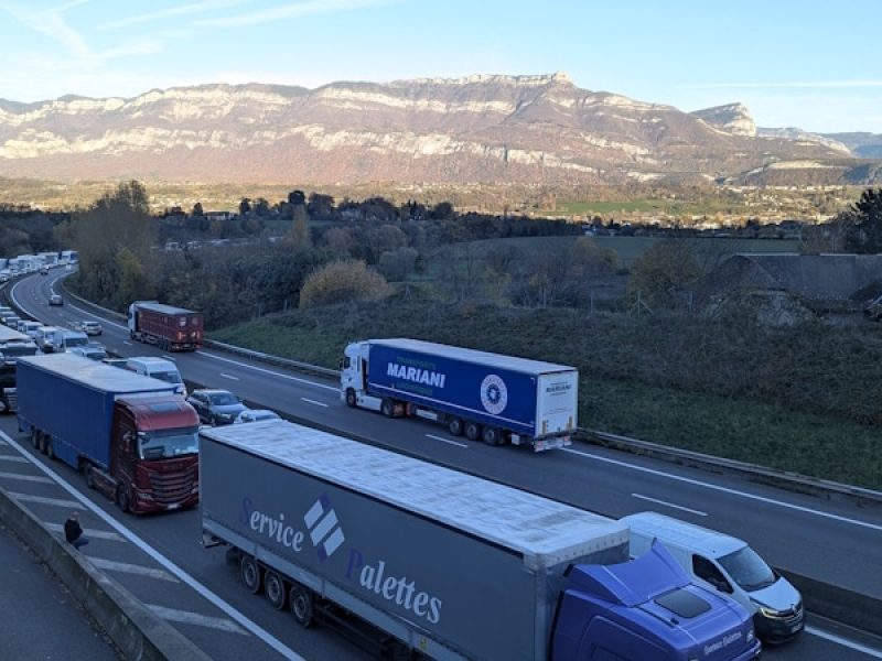 bouchon poids-lourds sur l'A43