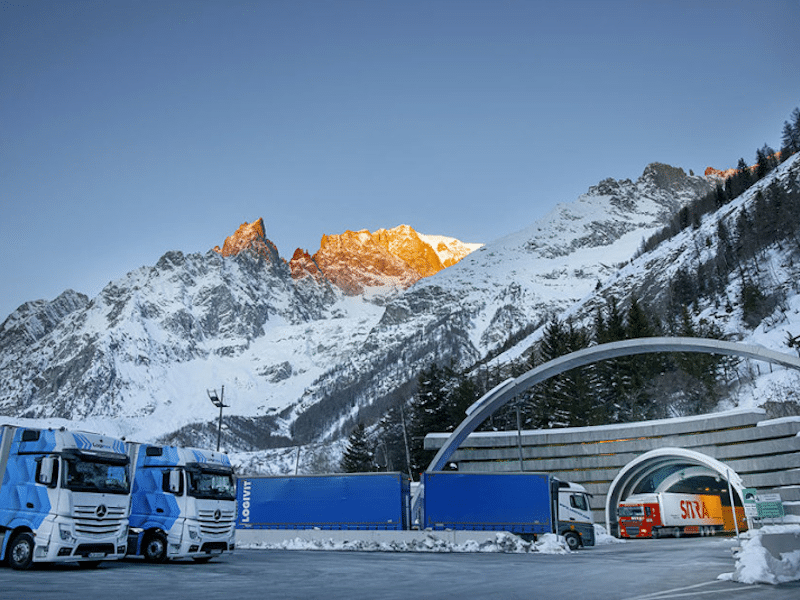 Poids-Lourds à l'entrée du tunnel du Mont-Blanc
